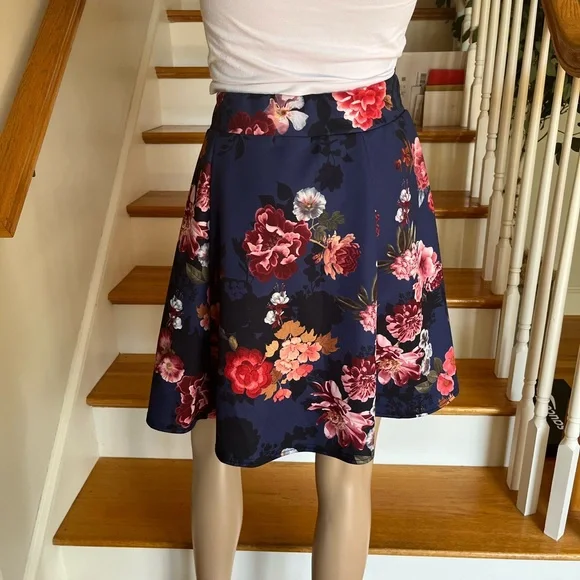 Boohoo skirt size 10 navy blue floral stretchy a line skater circle - Picture 2 of 4